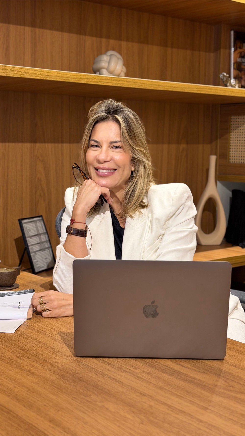 Luciana Alves em seu ambiente de atendimento